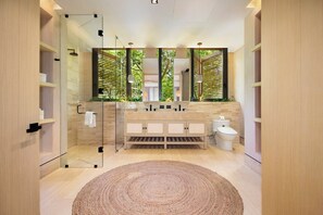 Chuveiro, secador de cabelo, bidê, toalhas de banho