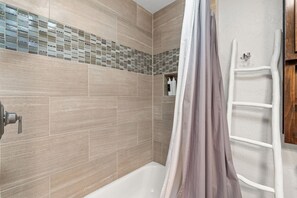 Douche, séchoir à cheveux, serviettes fournies, savon