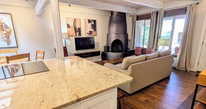 Artist Rd Retreat -Walking to Plaza, nestled in the Foothills of the Mountains