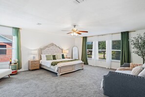 4 bedrooms, iron/ironing board, Internet, bed sheets