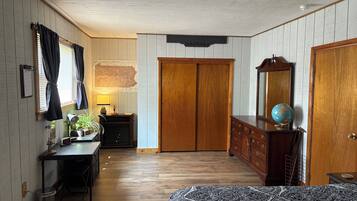 2 bedrooms, desk, iron/ironing board, free WiFi