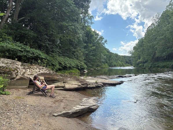 Chaises longues, serviettes de plage