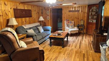 Smart-tv, een dvd-speler, boeken en een printer