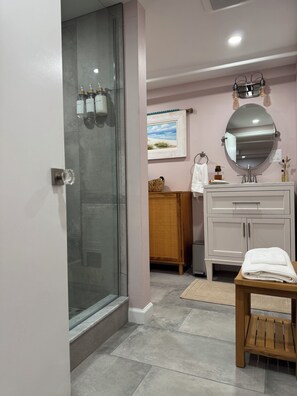 Sèche-cheveux, serviettes fournies, savon, papier toilette