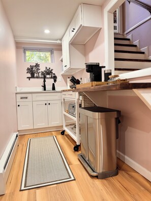 Fridge, oven, coffee/tea maker, electric kettle