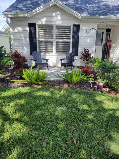 3 bdm home close to Lake Sumter Landing dog friendly golf cart and WIFi included