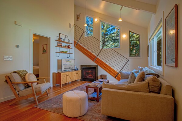 Smart TV, fireplace