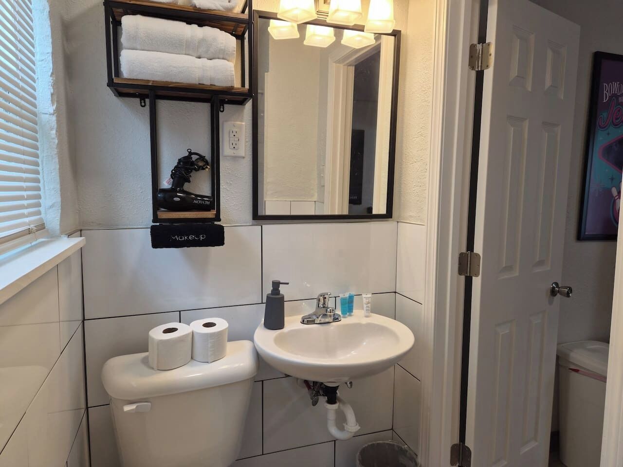 Een douche, handdoeken, zeep, toiletpapier