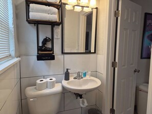 Dusj, hårføner og håndklær