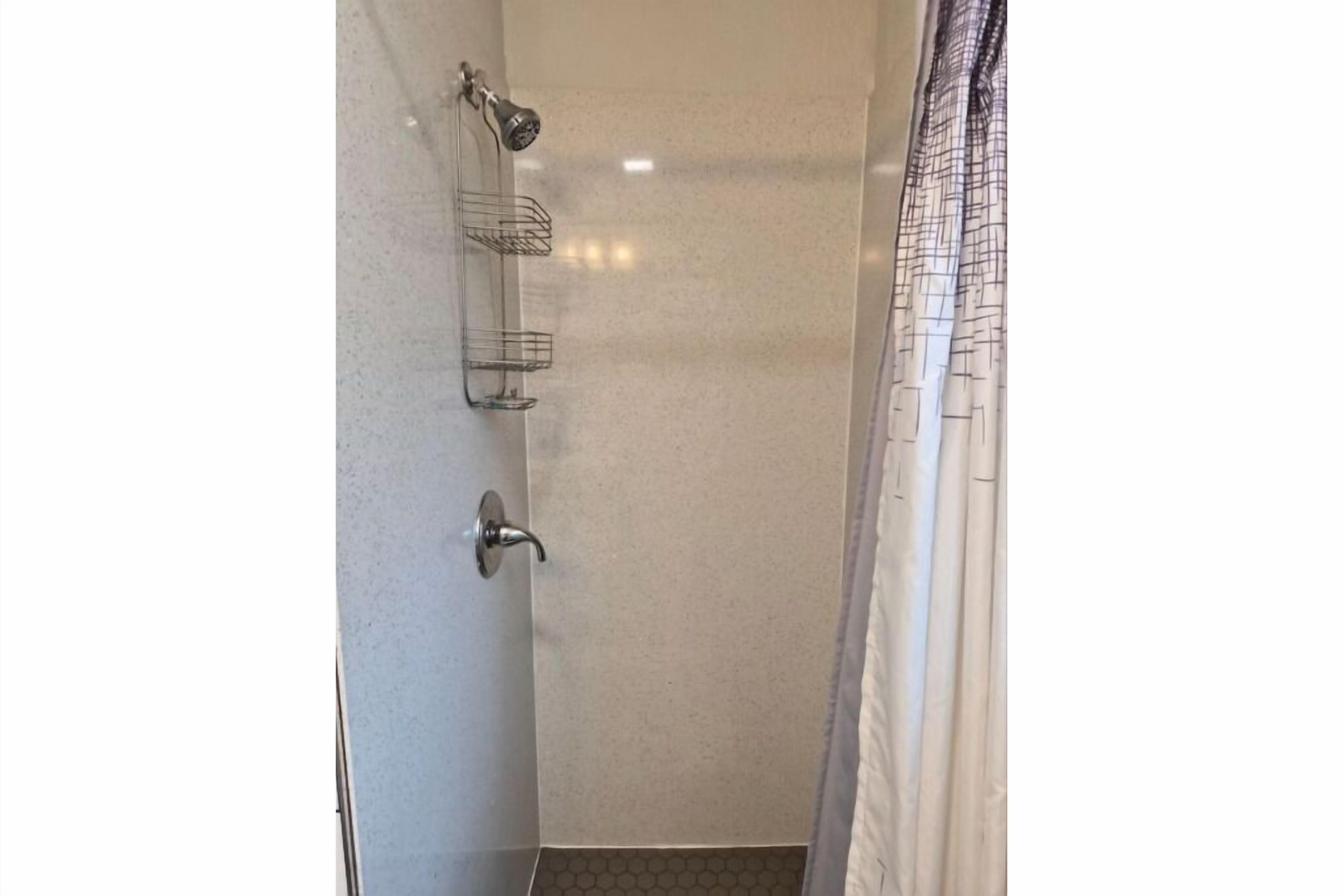 Een douche, een haardroger, handdoeken