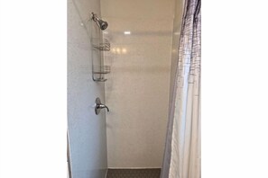 Een douche, een haardroger, handdoeken