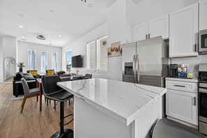 Four à micro-ondes, un four, surface de cuisson, lave-vaisselle