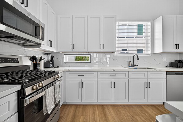 Four à micro-ondes, un four, surface de cuisson, lave-vaisselle