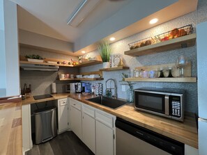 Mikrobølgeovn, kokeplater og oppvaskmaskin