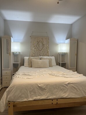 2 bedrooms, iron/ironing board, WiFi, bed sheets