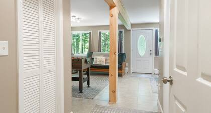 Cozy 2BR Mountain Retreat Near Killington Resort - Pet Friendly w/ Fireplace