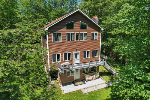 Cozy 2BR Mountain Retreat Near Killington Resort - Pet Friendly w/ Fireplace