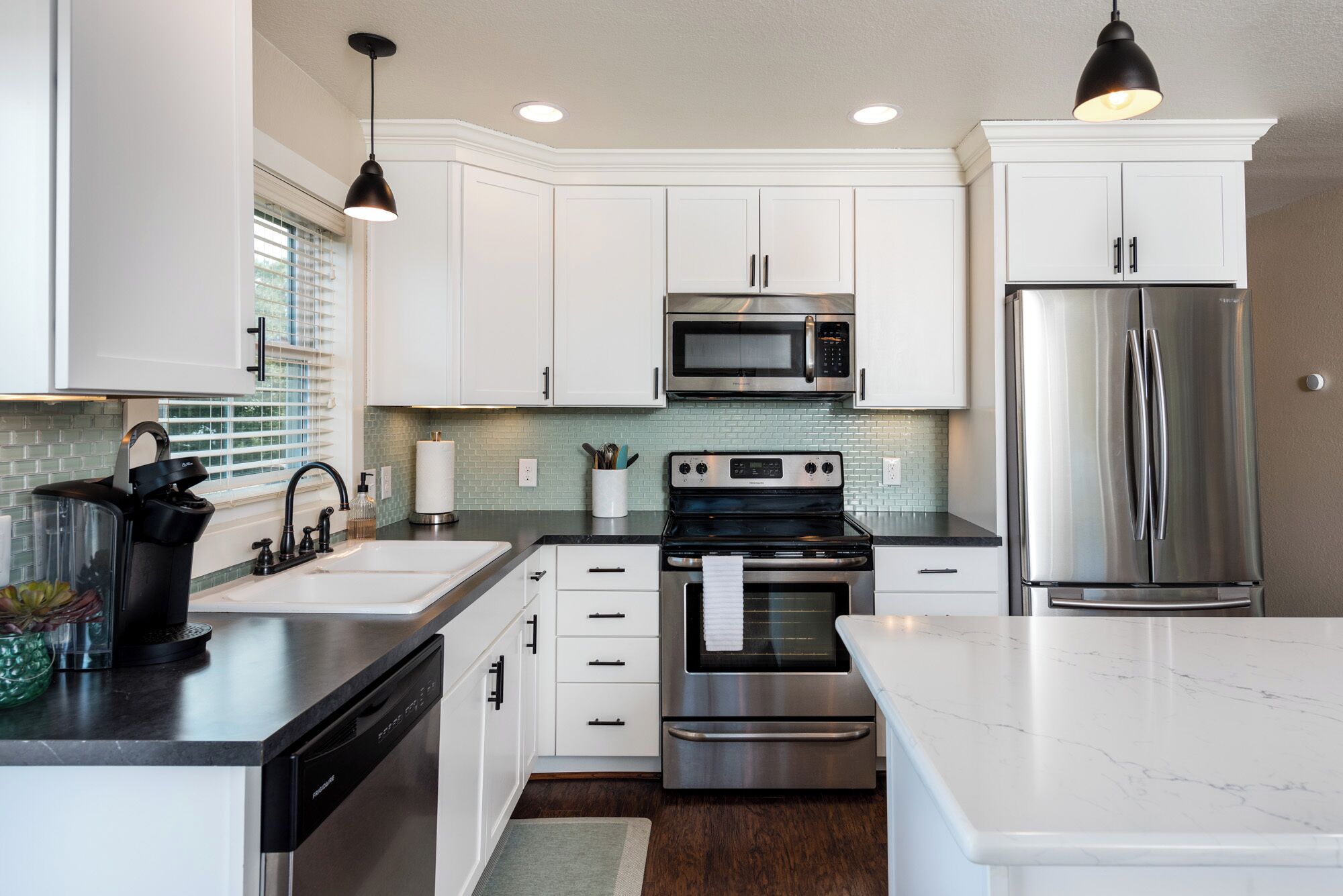 Refrigerador, microondas, horno y parrilla de estufa 