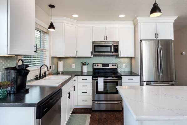 Jääkaappi, mikroaaltouuni, uuni, liesi