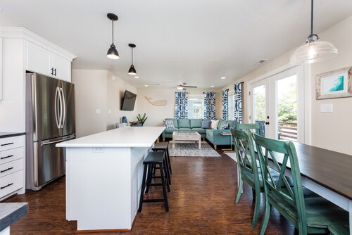 Walk to beach - Fire pit - Near dining & shopping