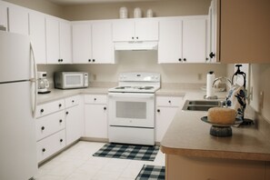 Private kitchen - Beautiful home located at Chiefland Country Estates, near the Golf Course (Chiefland)