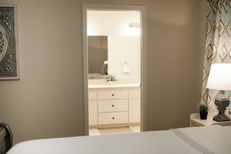 3 bedrooms, iron/ironing board, Internet, bed sheets. Beautiful home located at Chiefland Country Estates, near the Golf Course