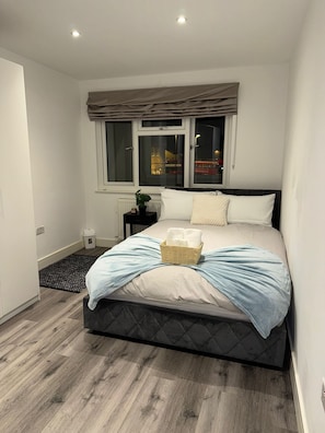 Tabla de planchar con plancha, wifi y ropa de cama