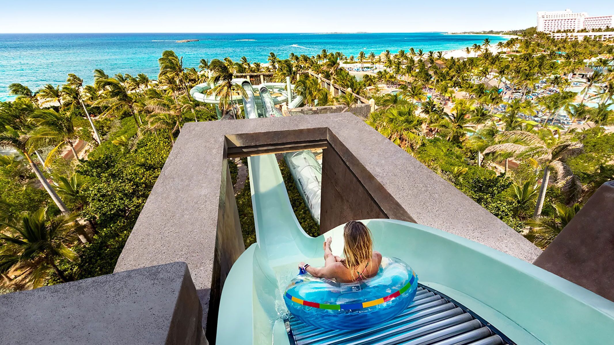Una piscina al aire libre, una piscina climatizada