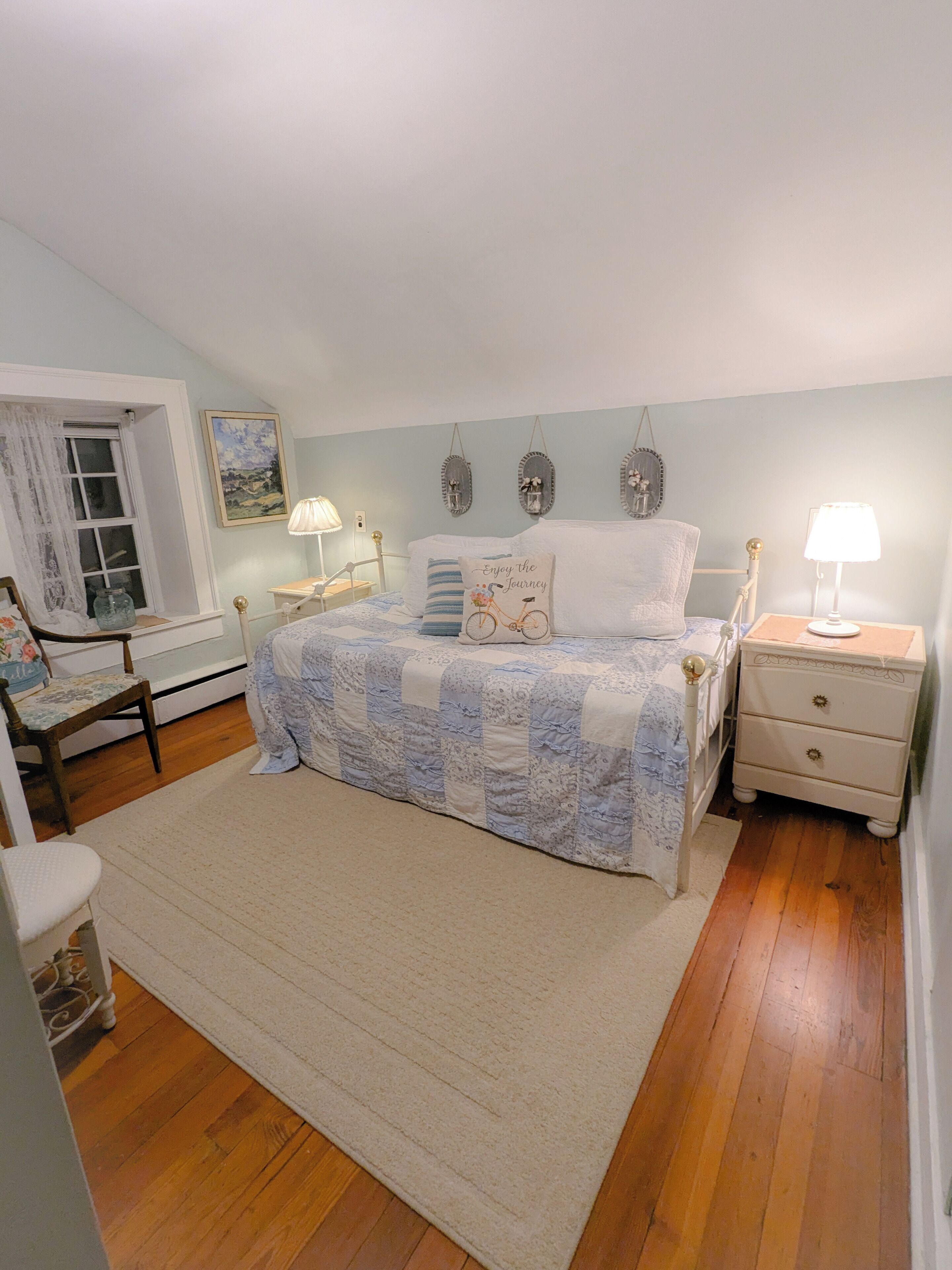 4 bedrooms, iron/ironing board, WiFi, bed sheets