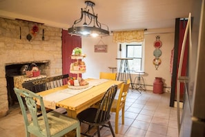 Dining - Charming Historical Cottage in Springfield, OH (Springfield)