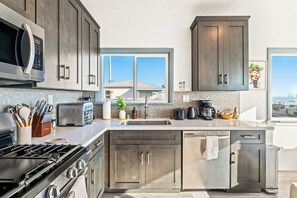 Geladeira, micro-ondas, fogão, cooktop