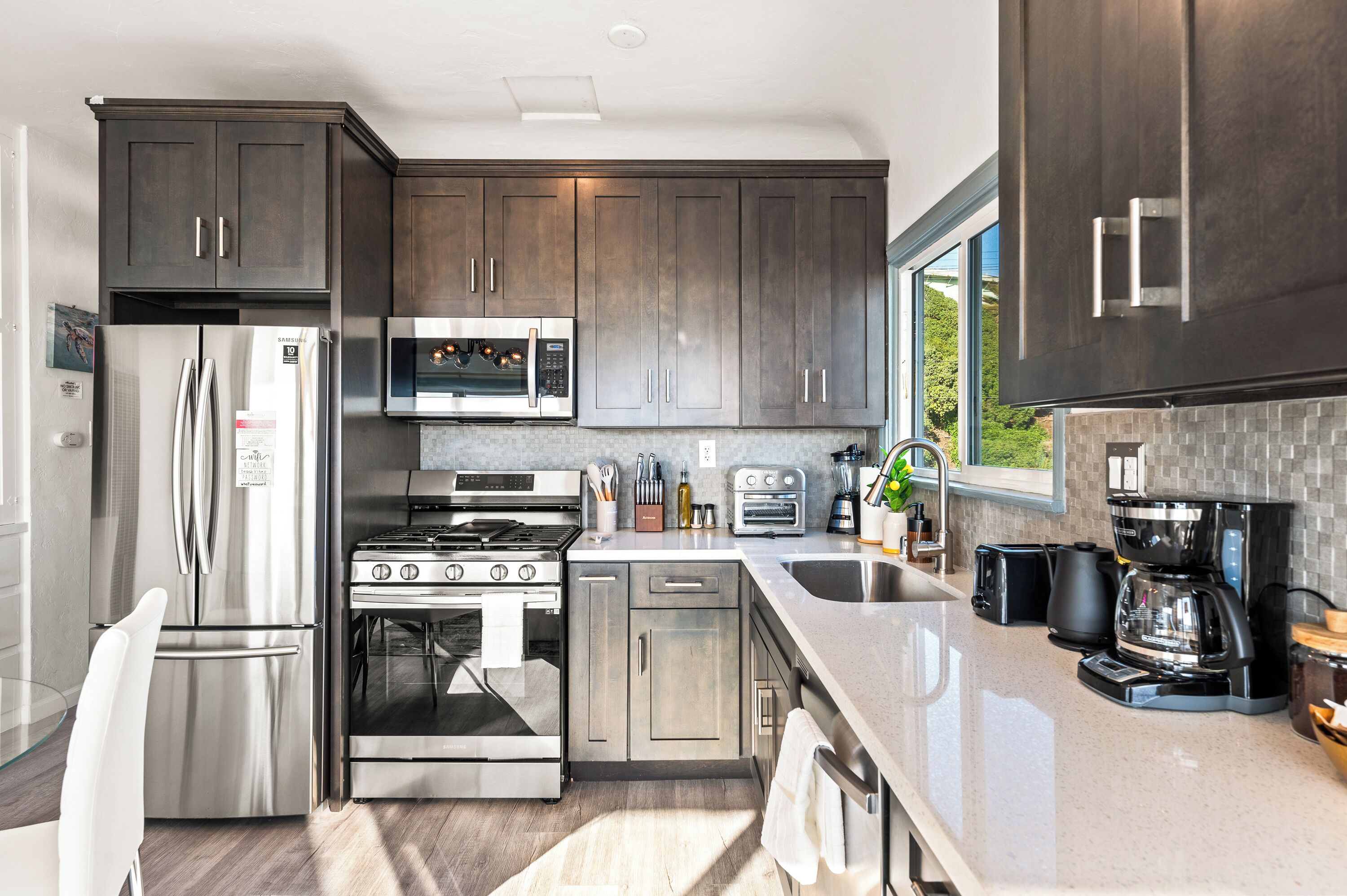 Kjøleskap, mikrobølgeovn, ovn og kokeplater