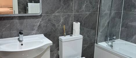 Chuveiro, secador de cabelo, bidê, toalhas de banho