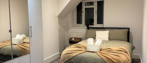 Iron/ironing board, WiFi, bed sheets