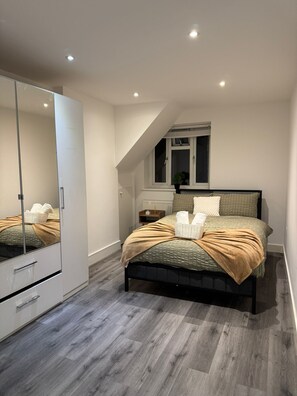 3 quartos, ferros/tábuas de passar roupa, Wi-Fi, roupa de cama