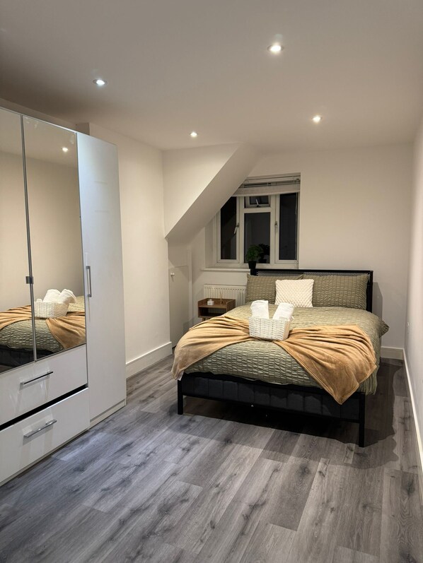 3 bedrooms, iron/ironing board, WiFi, bed sheets