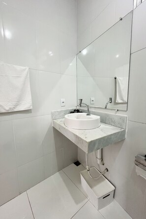 Secador de cabelo, toalhas de banho, sabonete, papel higiênico