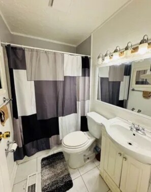 ヘアドライヤー、タオル、石鹸、トイレットペーパー