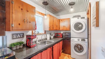 Refrigerador, microondas, cafetera/tetera, tostadora