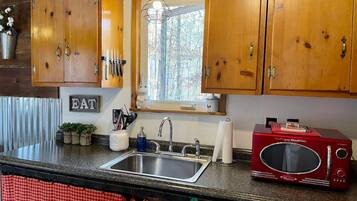 Refrigerador, microondas, cafetera y tetera y tostadora