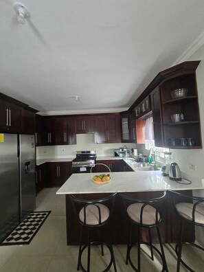 Micro-ondas, fogão, cooktop, toalhas de papel