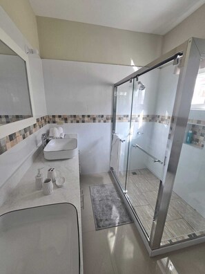 Hair dryer, towels, soap, toilet paper - A Rejuvenating & Relaxing Retreat overlooking Ocho Rios. (Ocho Rios)