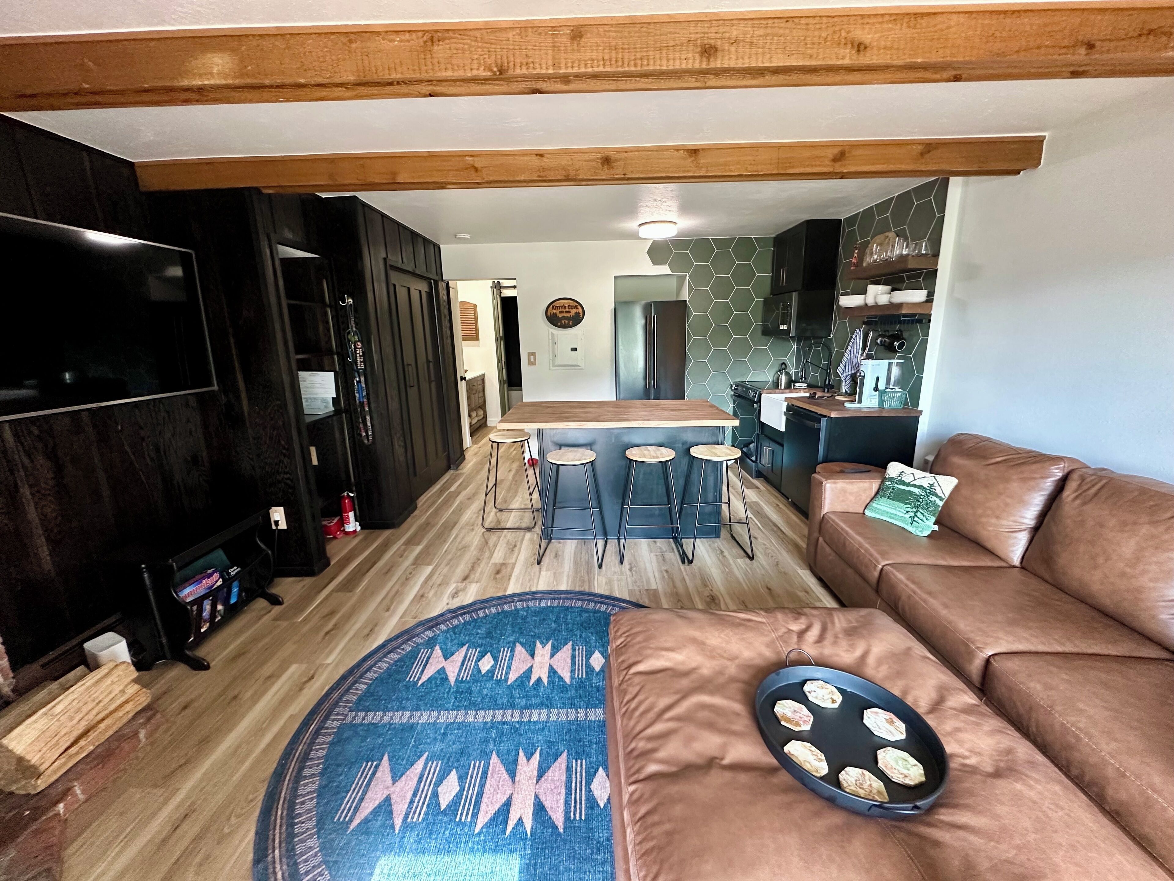 Televisión y chimenea 