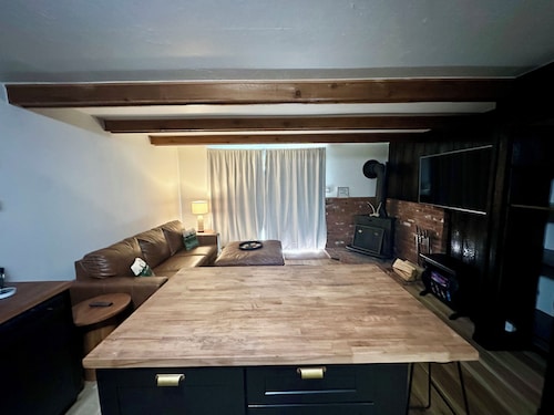 Mountain Modern Retreat, Walkable, Waterfront, Ski