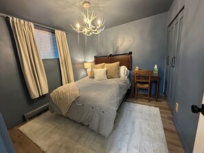 1 dormitorio, tabla de planchar con plancha, wifi y ropa de cama