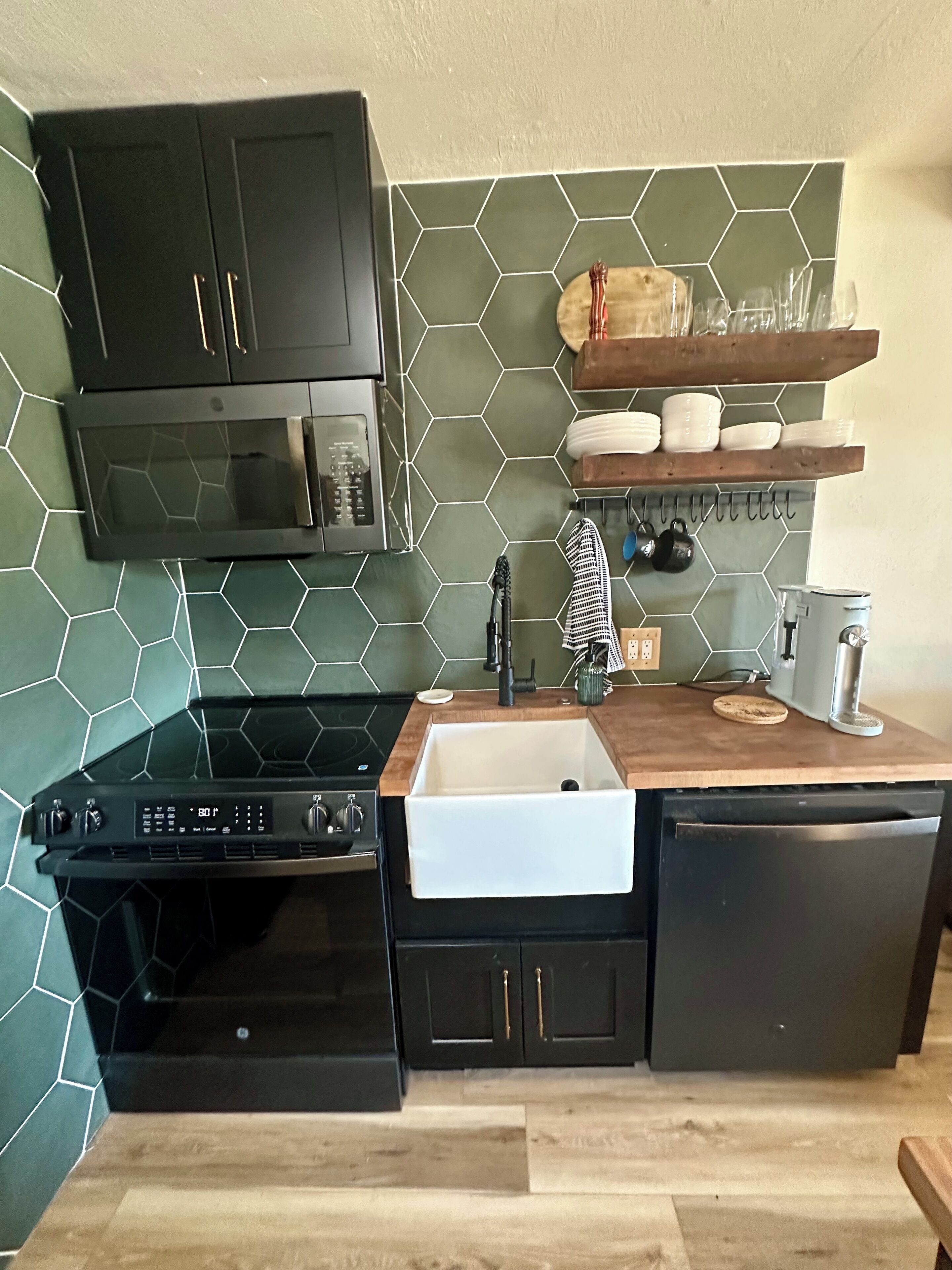 Micro-ondes, four, plaque de cuisson, lave-vaisselle