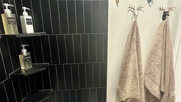 Assecador de cabells, tovalloles, sabó i paper higiènic