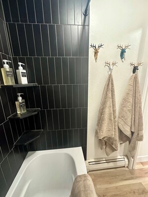 Secador de pelo, toallas, jabón y papel higiénico