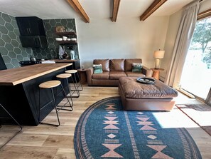 Una televisión, una chimenea