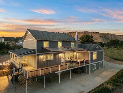 Farmhouse Retreat Near Zion w/ Views & Hot Tub